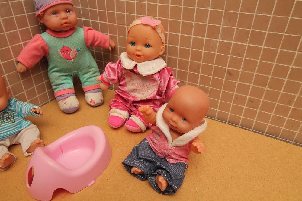 4 bonecas/bonecos tipo barriguitas
em muito bom estado