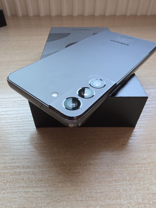 Samsung Galaxy S22 plus 256 GB / 8 GB RAM