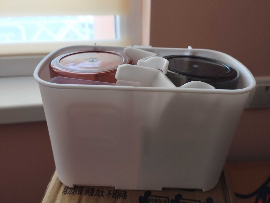 Настінний тримач для зубних щіток і дрібниць із стаканчиками.