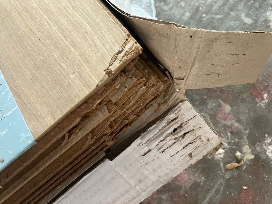 Parquet flutuante 4 caixas & rodapés. Quarto de 10m2