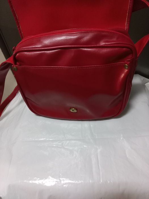 Mala de senhora vermelha com fecho e alça tiracolo