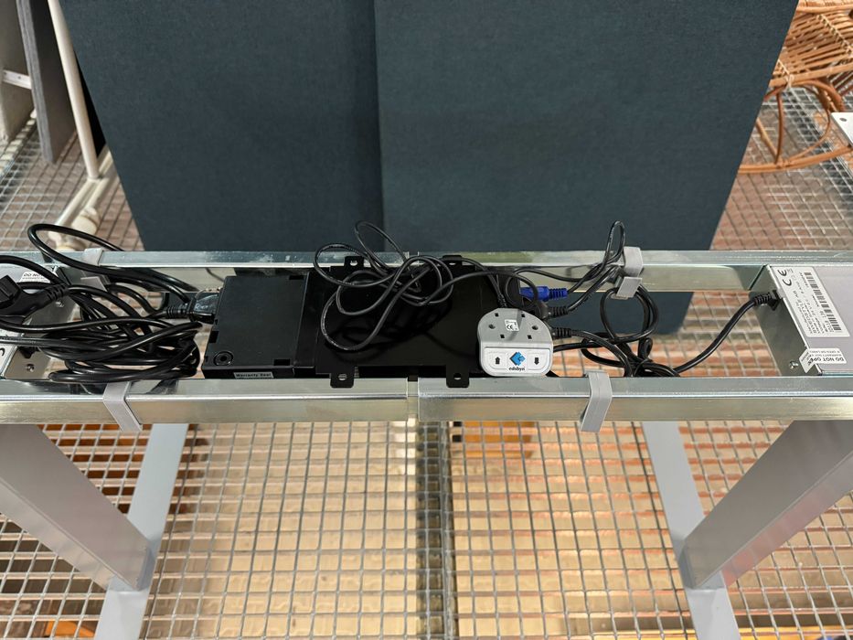 Stelaż z elektryczną regulacją wysokości biurko elektryczne Swedstyle