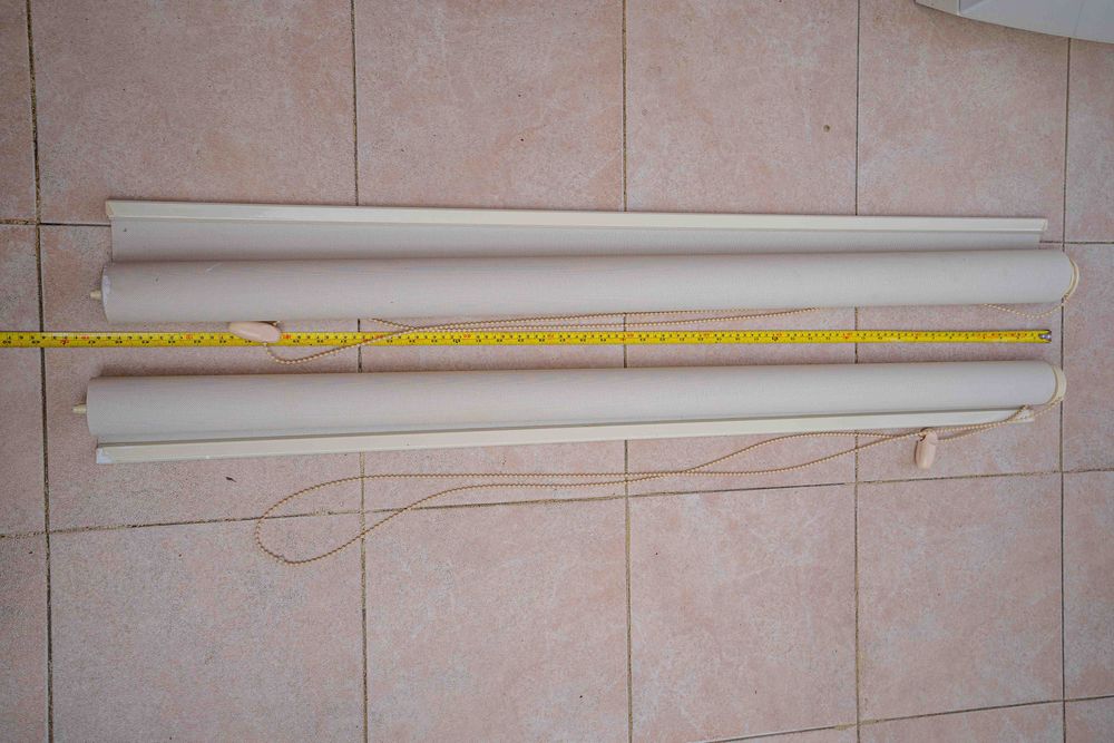 2 Cortinados de rolo enrolado completo com os apoios de fixação