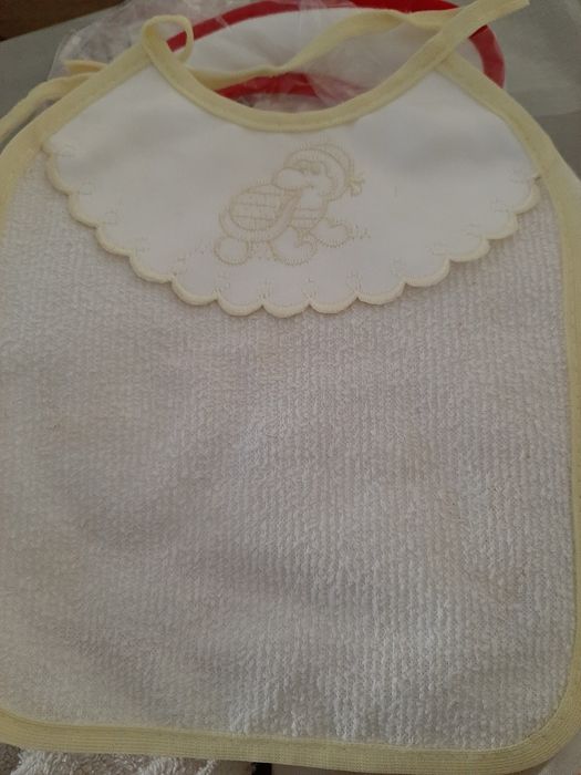 Babetes varios. Zara, maiorista, bordados a mao