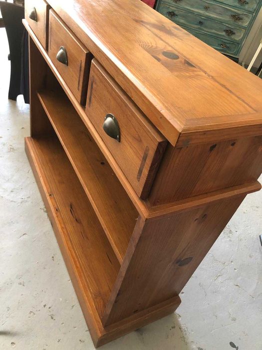 Aparador em madeira massissa em muito bom estado