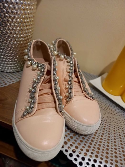 Buty na koturnie pudrowy roz koraliki