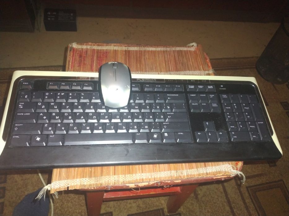 На зображеБездротовий комплект клавіатури та миш