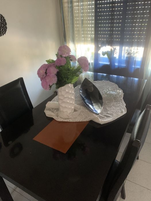 Conjunto de sala movel tv mais mesa e 4 cadeiras