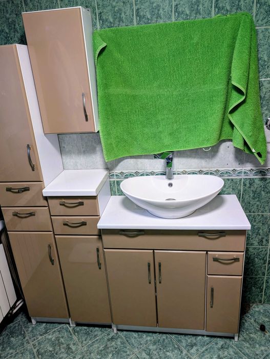 Meble łazienkowe z lustrem LED