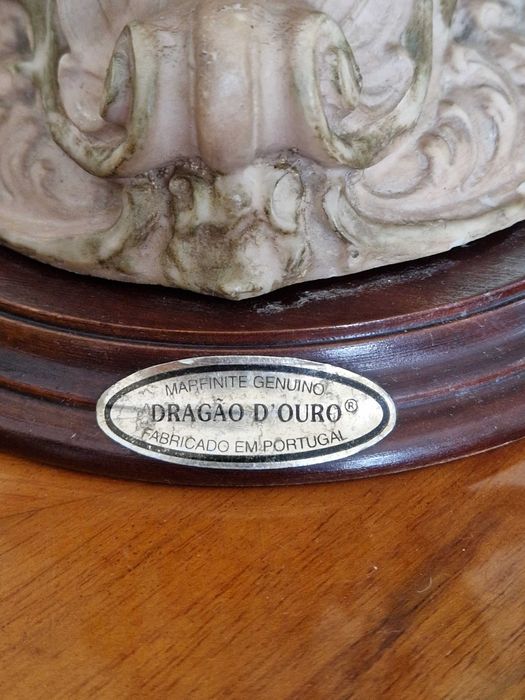 Mulher em marfinite Dragão dOuro