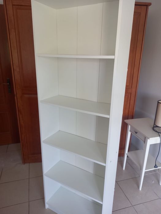 Movel branco de pesteleiras