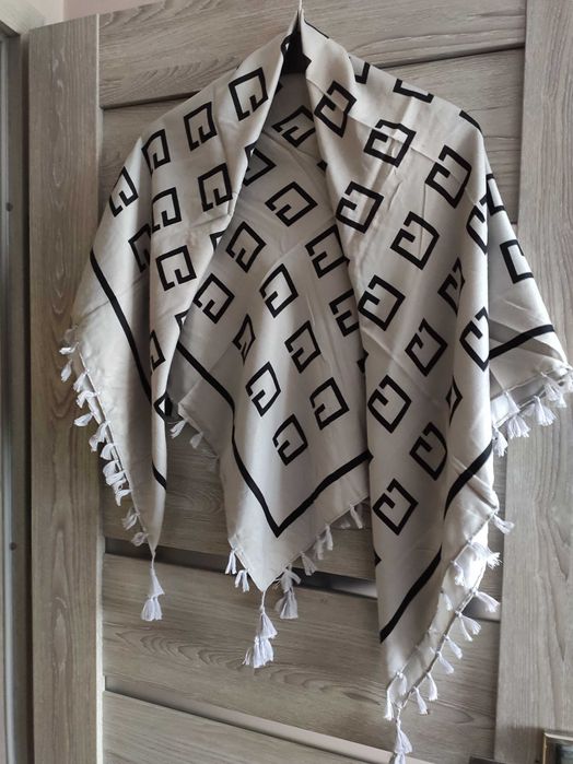 Chusta w kwiaty z frędzlami | folk | wiskoza |