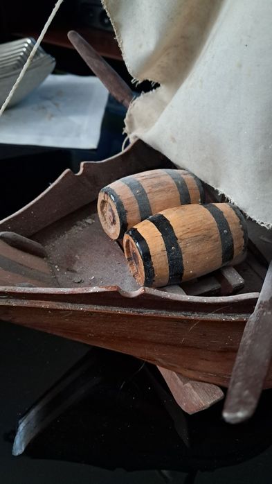 Barco artesanal tipo rebelo com pipas