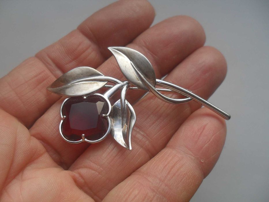 Srebrna broszka  - kwiat z rubinowym kamieniem - cena ost