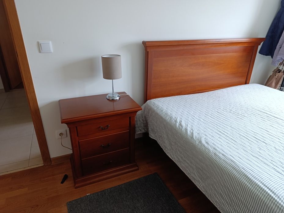 Jogo de quarto em madeira maciça