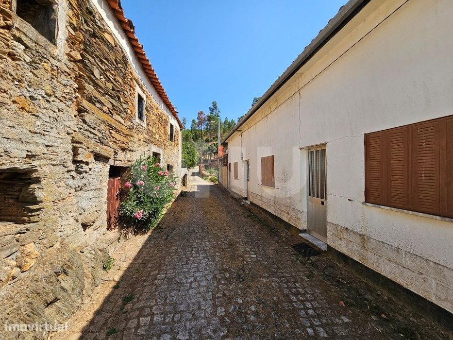 Moradia T3 Térrea com Garagem, Terraço e Logradouro