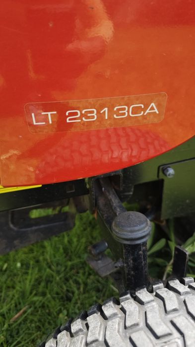 Trator corta relva