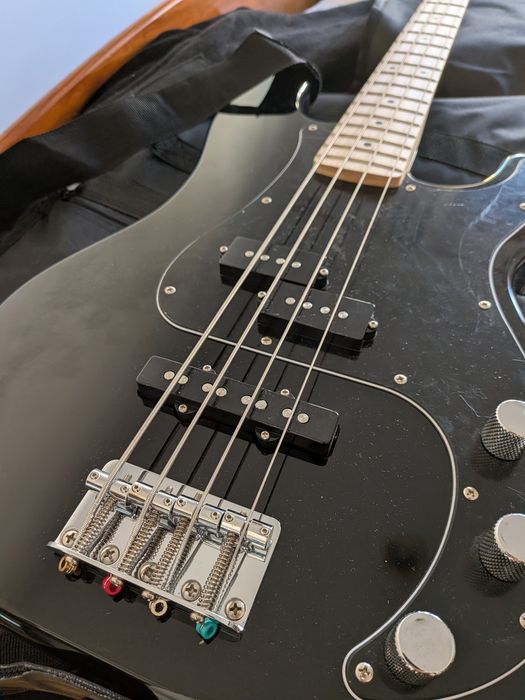 Baixo Fender SQUIER (P bass)  + pedaleira