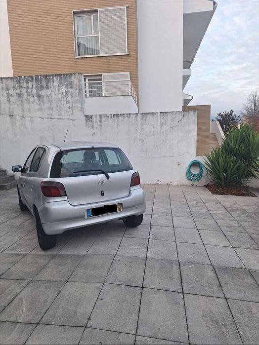 Toyota Yaris 2001 em bom estado