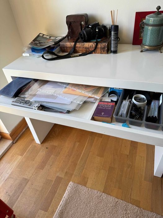 Secretária em madeira maciça lacada a branco.