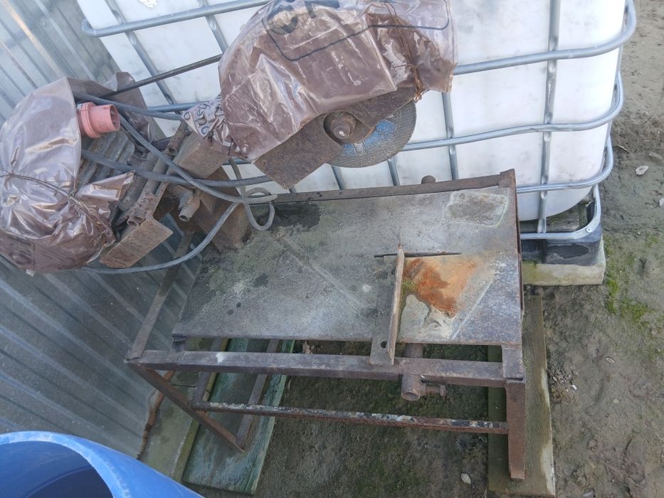 Piła, przecinarka stołowa do cięcia metalu