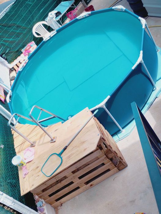 Vendo piscina , elevada do chão com escadas e plataforma
