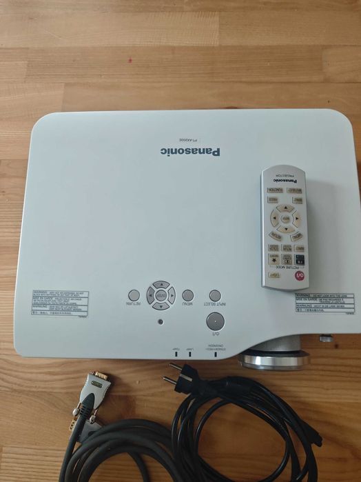 Projektor PANASONIC PT-AX200E -tylko 588h pracy.