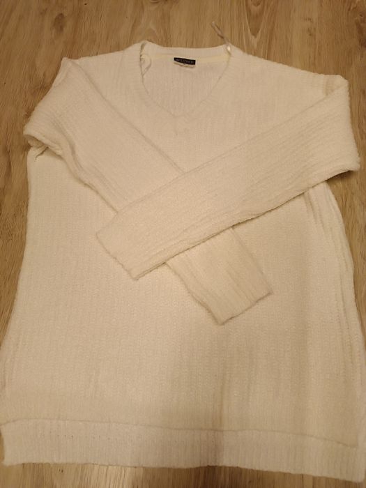 Biały sweter damski