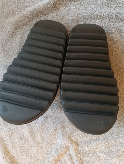 Czarne Yezzy Slide