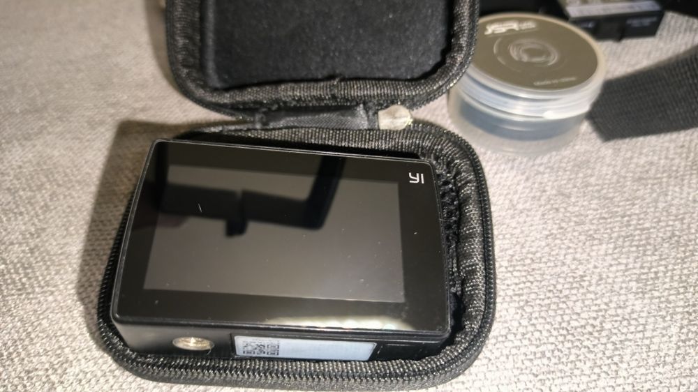 Екшн камера Xiaomi Yi 4K с комплектом аксессуаров
