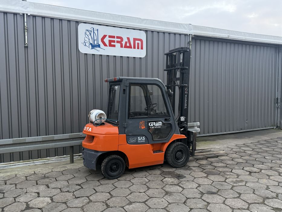 Wozek widłowy Toyota 2,5 tony