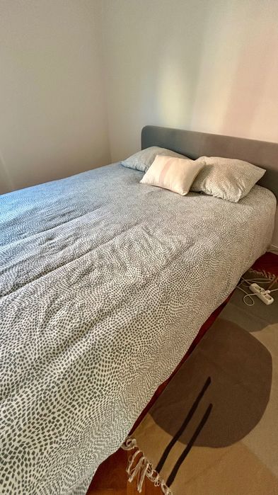 Cama de casal, incluindo colchão de boa qualidade