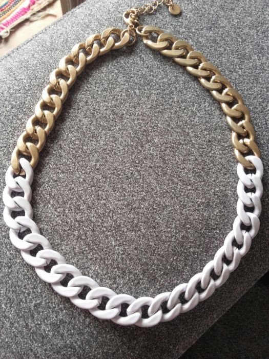 Colar branco / Dourado