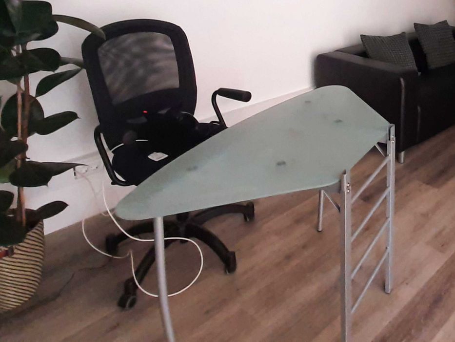 Mesa em vidro temperado com acabamento em inox