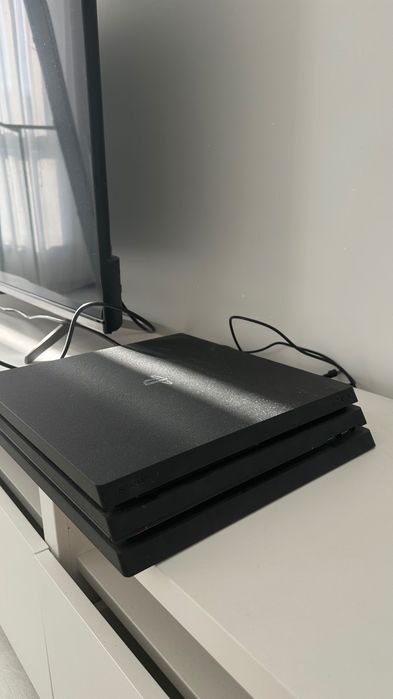 Продаю ігрову приставку Sony PlayStation 4 Pro 1TB