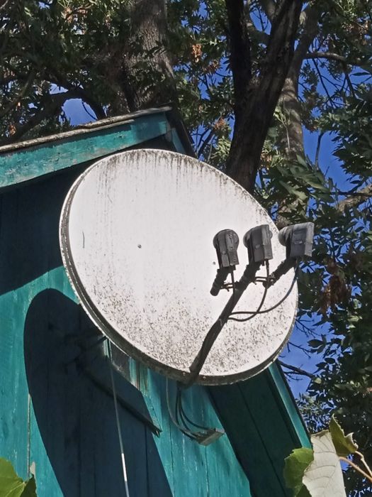 Супутникове тарілка