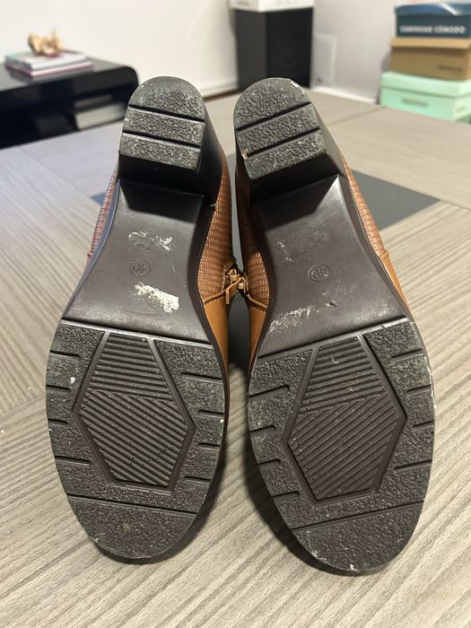 Botins castanhos claro com salto