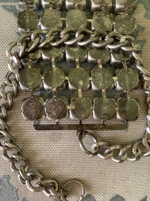 Pasek damski z kamieniami.