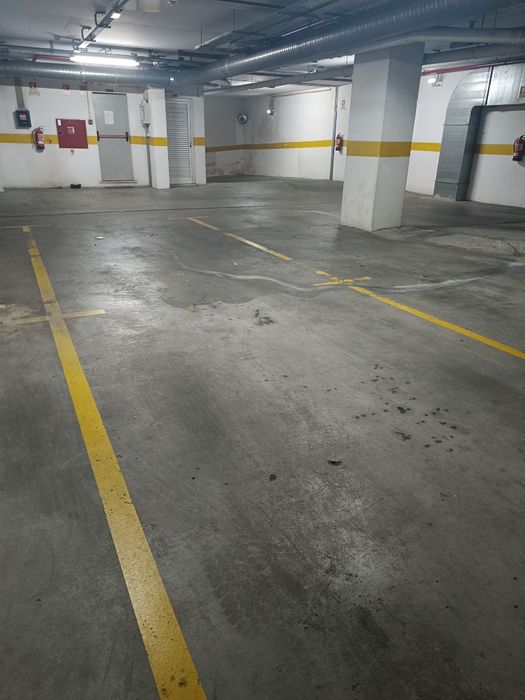 Garagem com estacionamento