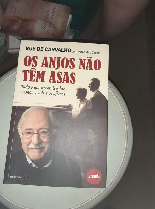 Livros diversos com diferentes temas