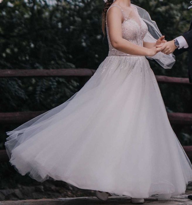 Błyszcząca suknia ślubna