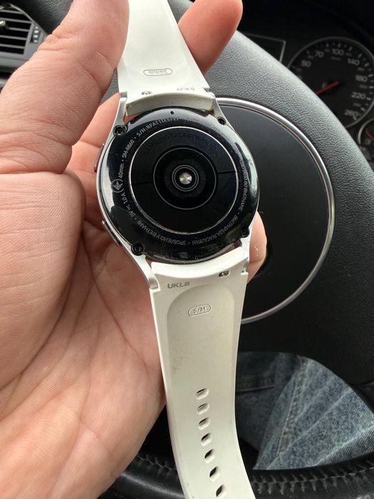Samsung Galaxy Watch 4, 40mm, колір Silver з білим силіконовим ремінцем