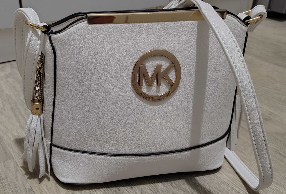 Biała torebka/kuferek na ramię z logo marki Michael Kors