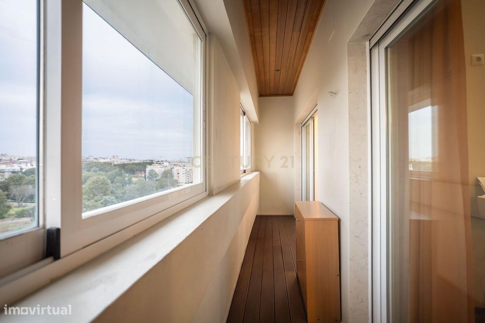 Um Apartamento com Alma de Moradia ; T3+1 + Terraço de 143 m²