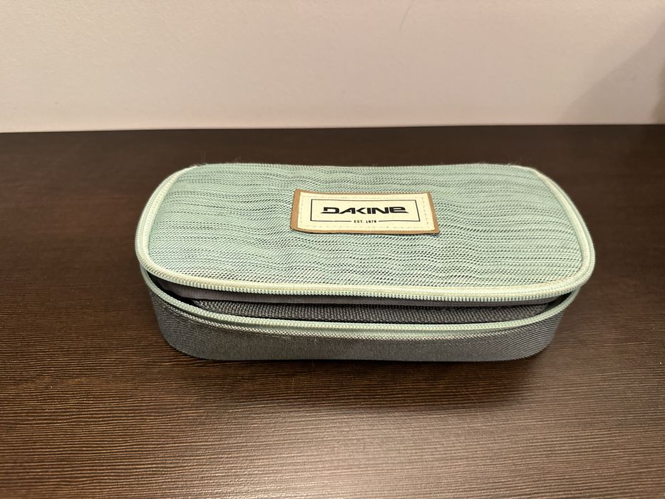 Nowy Piórnik Dakine