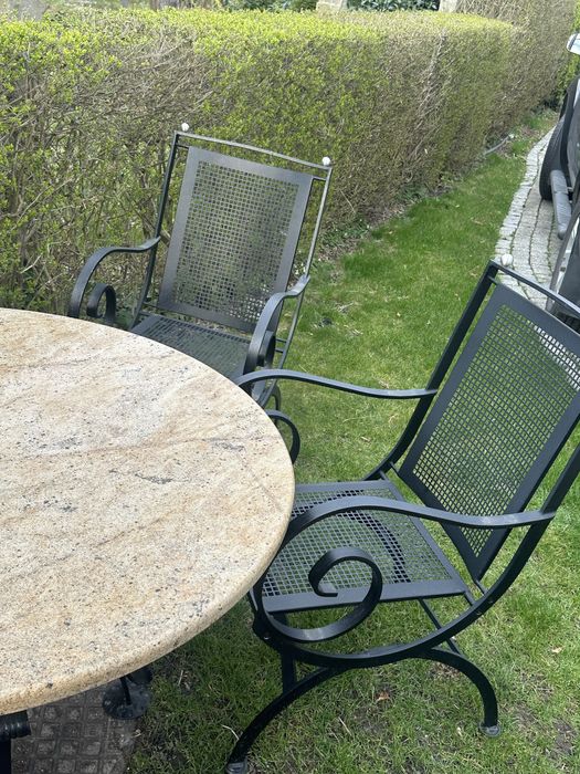 Solidny rustykalny vintage zdobiony zestaw ogrodowy – kamienny stół + 4 krzesła (żeliwo)