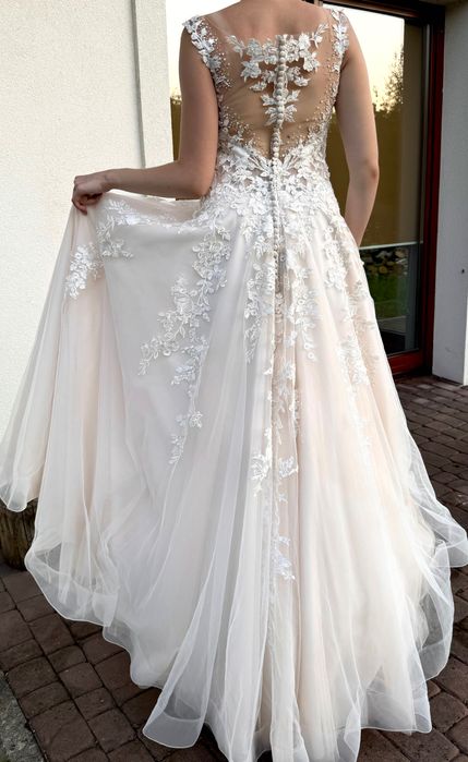 Продаю весільну сукню