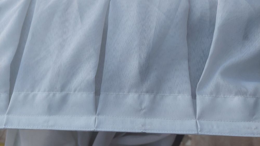 Cortinas brancas com motivos