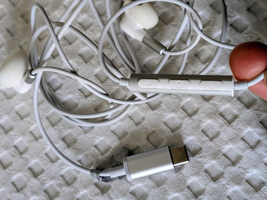 Fones com fios Benemy novos