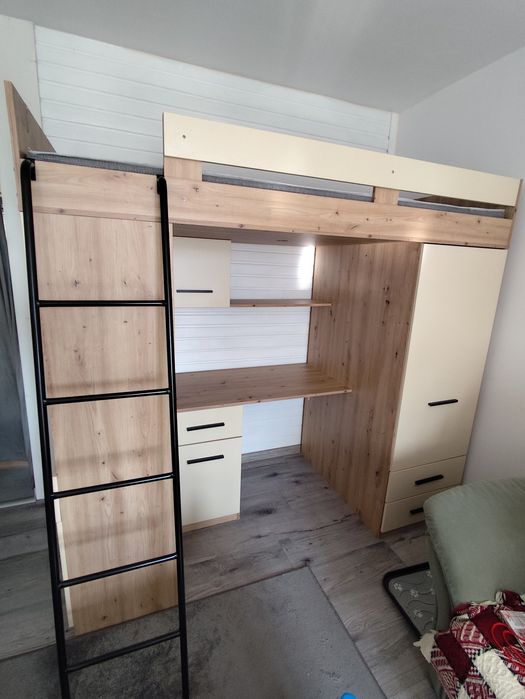 Łóżko piętrowe z biurkiem i szafkami